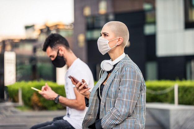 Femme utilisant son téléphone portable pendant la pandémie de covid-19, concepts de distanciation sociale, de technologie et de virus corona.