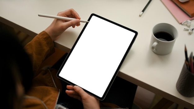 Femme utilisant un stylet avec une tablette numérique pour concevoir ses travaux graphiques Maquette d'écran blanc pour tablette