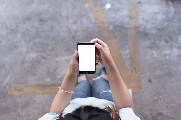 Femme utilisant une tablette maquette pour votre propre contenu à la maison vide écran vide