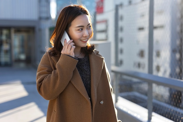 Photo femme utilisant la technologie des smartphones