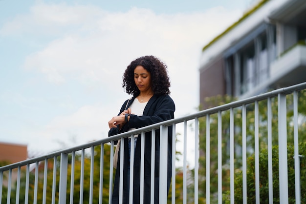 Photo femme utilisant la technologie des smartphones