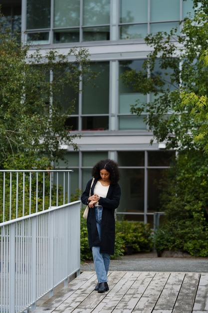 Photo femme utilisant la technologie des smartphones