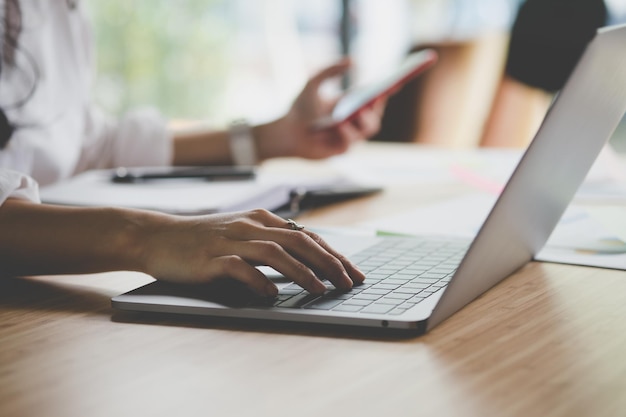 Femme utilisant des technologies à table, plan rapproché
