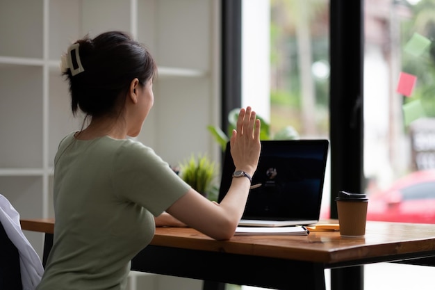 Femme utilisant le téléphone assise sur la table