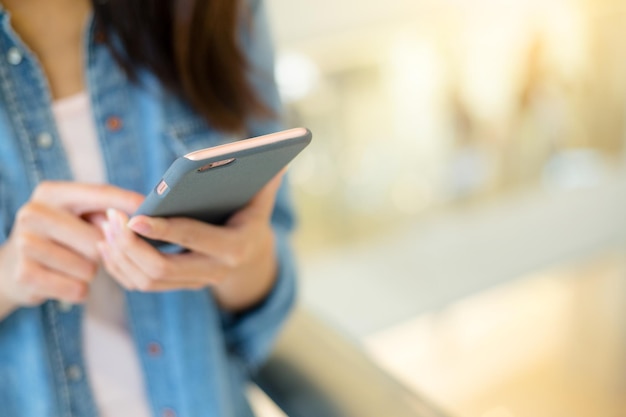 Femme utilisant un téléphone intelligent