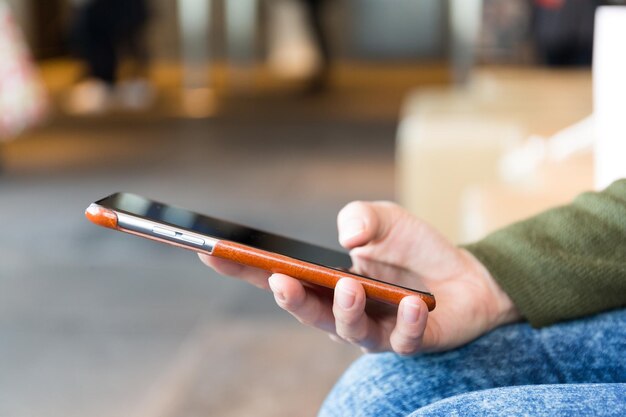 Femme utilisant un téléphone intelligent