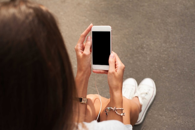 Femme utilisant un téléphone intelligent