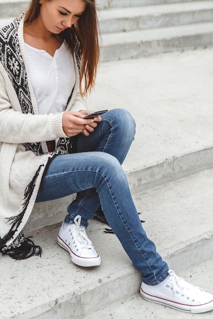 Femme utilisant un téléphone ou un mobile