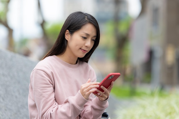 Femme utilisant un téléphone portable en ville