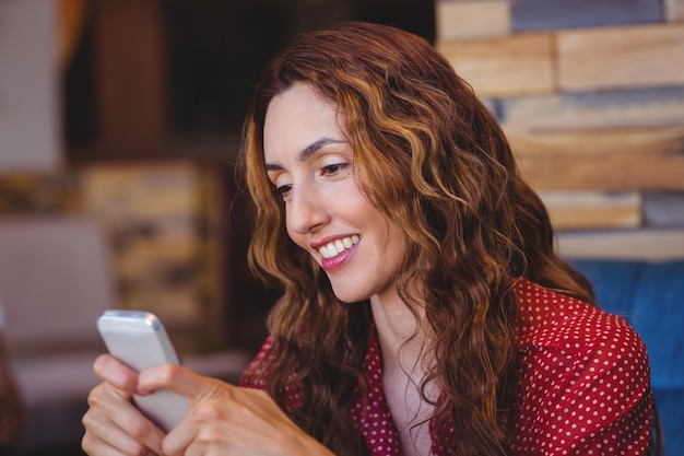 Femme utilisant le téléphone