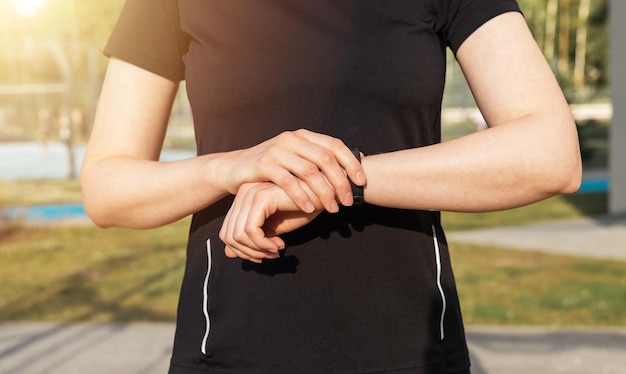 Femme utilisant un tracker de fitness pour marcher à distance ou surveiller la fréquence cardiaque Concept de mode de vie sain Outil pour l'activité quotidienne et la surveillance des données de santé