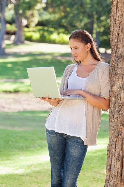 Femme, utilisation, cahier, quoique, penchant, contre, arbre