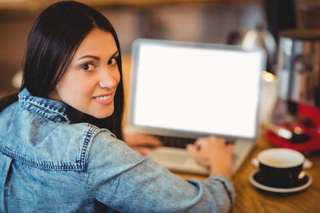 Femme, utilisation, ordinateur portable, bureau