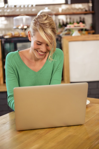 Femme, utilisation, ordinateur portable, séance