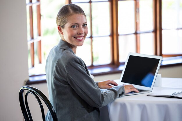 Femme, utilisation, ordinateur portable