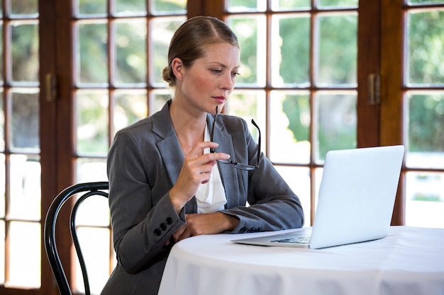 Femme, utilisation, ordinateur portable