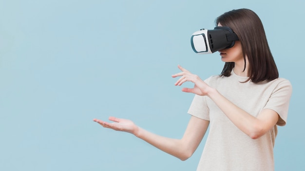 Femme, utilisation, réalité virtuelle, casque à écouteurs, copie, espace