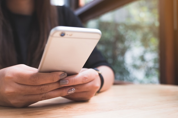 Photo femme, utilisation, regarder, smartphone