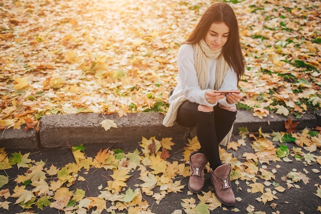 Femme, utilisation, smartphone, automne