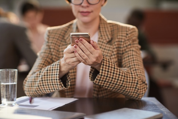 Femme, utilisation, smartphone, café