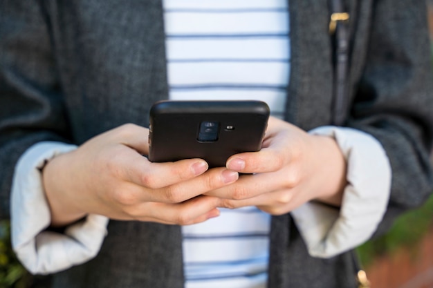 Femme, utilisation, smartphone, closeup