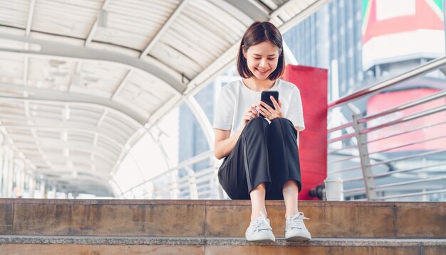 Femme, utilisation, smartphone Le concept d'utilisation du téléphone est essentiel dans la vie quotidienne.