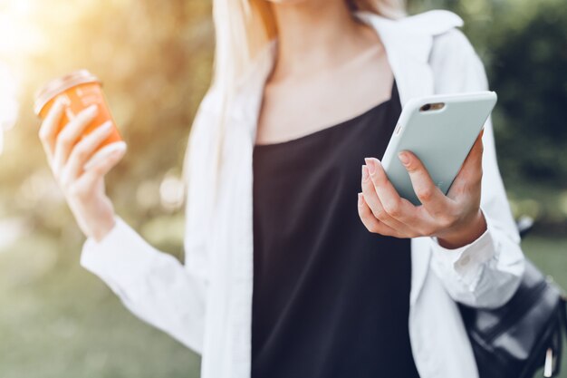 Femme, utilisation, smartphone, rue