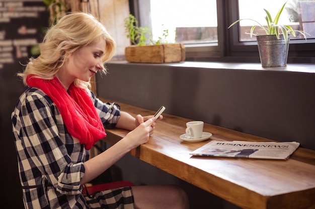 Femme, utilisation, smartphone