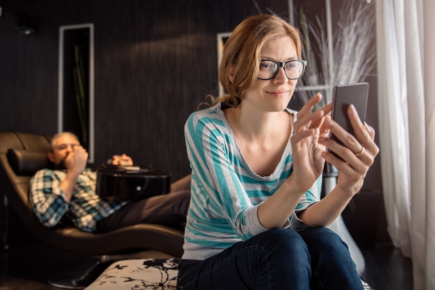 Femme, utilisation, smartphone