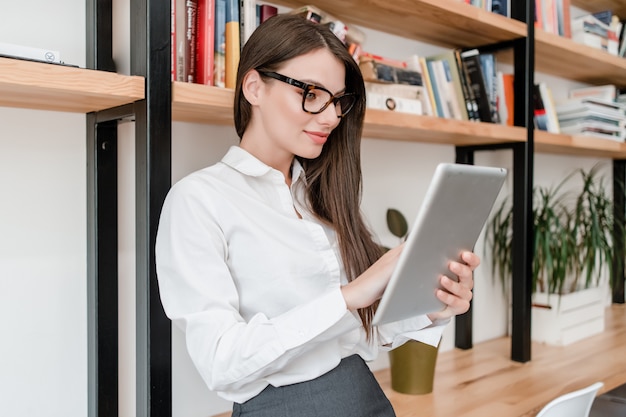 Femme, utilisation, tablette, bureau