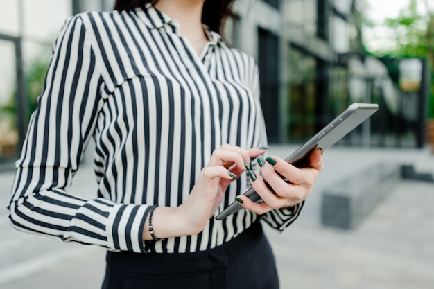 Femme, utilisation, tablette, dehors, bâtiment entreprise