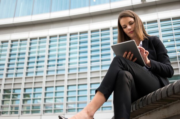 Femme, utilisation, tablette, devant, bureau