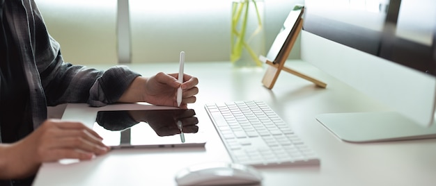 Femme, utilisation, tablette numérique, à, stylet, sur, bureau bureau