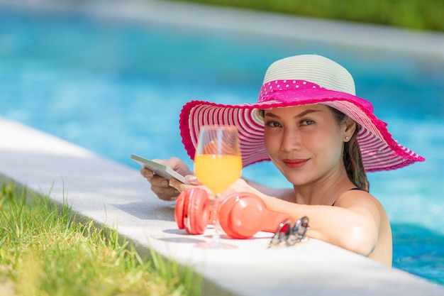 Femme, utilisation, tablette, piscine