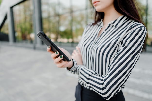 Femme, utilisation, téléphone, dehors