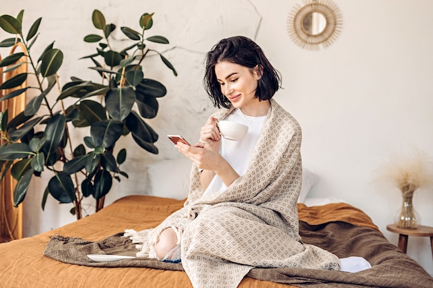 Femme, utilisation, téléphone, lit