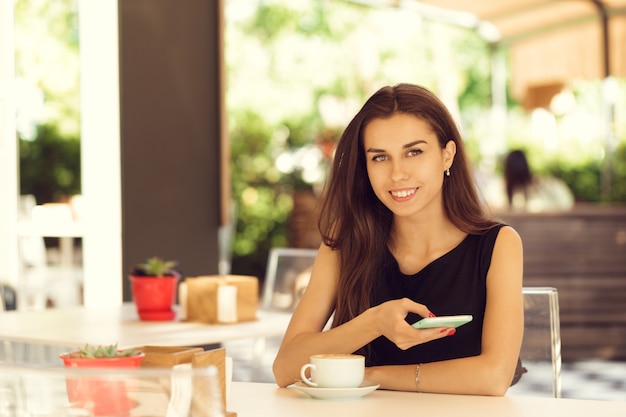 Femme, utilisation, téléphone portable, dans, café