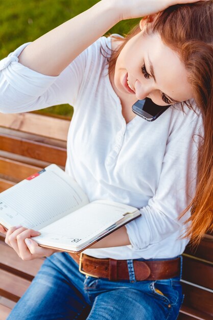 Femme, utilisation, téléphone portable