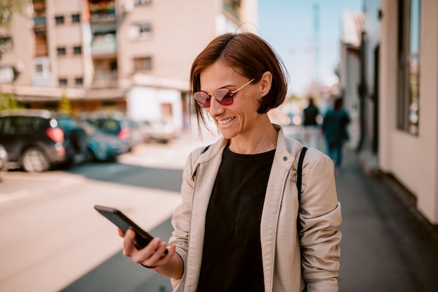 Femme, utilisation, téléphone, rue