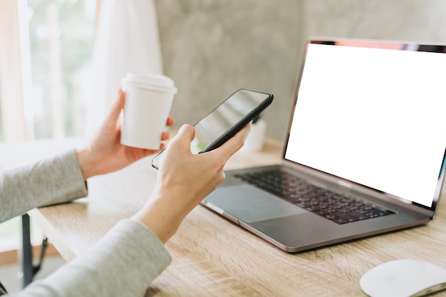 Femme, utilisation, téléphone, tenue, café, fonctionnement, bois, table