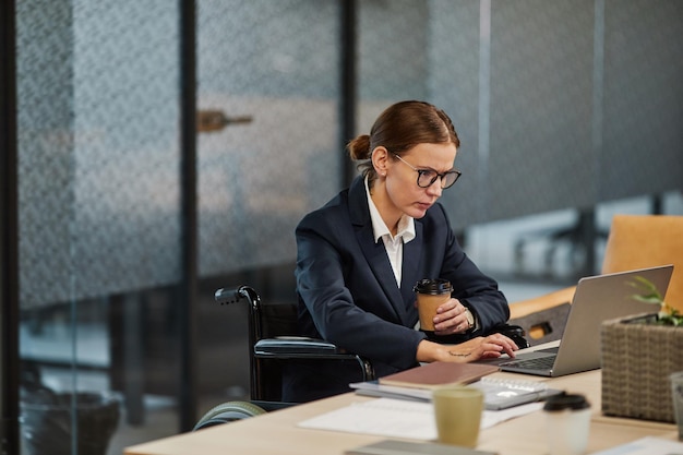 Femme Utilisatrice De Fauteuil Roulant Dans Un Bureau Moderne