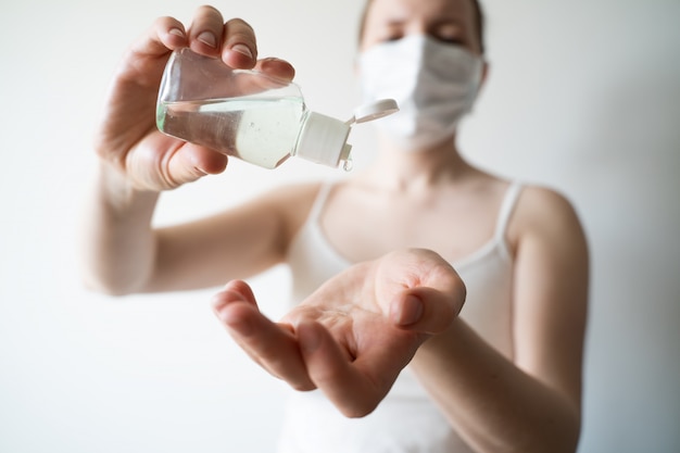 Femme utilise un désinfectant pour les mains avec du savon liquide pour se laver les mains