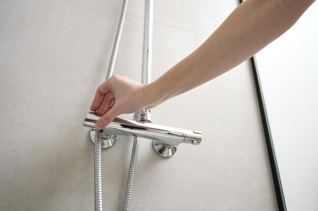 Femme utilise une douche dans la salle de bain