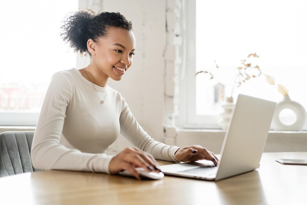 Une femme utilise un ordinateur portable pour travailler dans un bureau Rapport financier de l'entreprise de l'espace de coworking