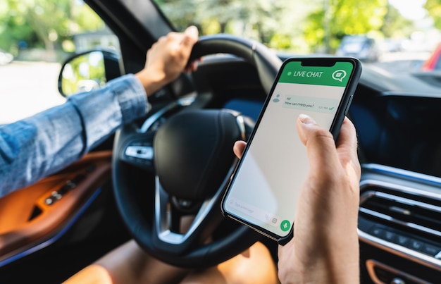 Une femme utilise le service client et prend en charge le chat en direct avec un chatbot et des messages automatiques ou un serviteur humain dans une voiture Assistance et aide avec l'application de téléphonie mobile Bureau d'assistance pour smartphone pour la cellule de rétroaction