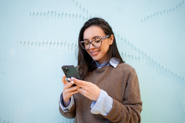 Femme utilise un smartphone isolé sur noir