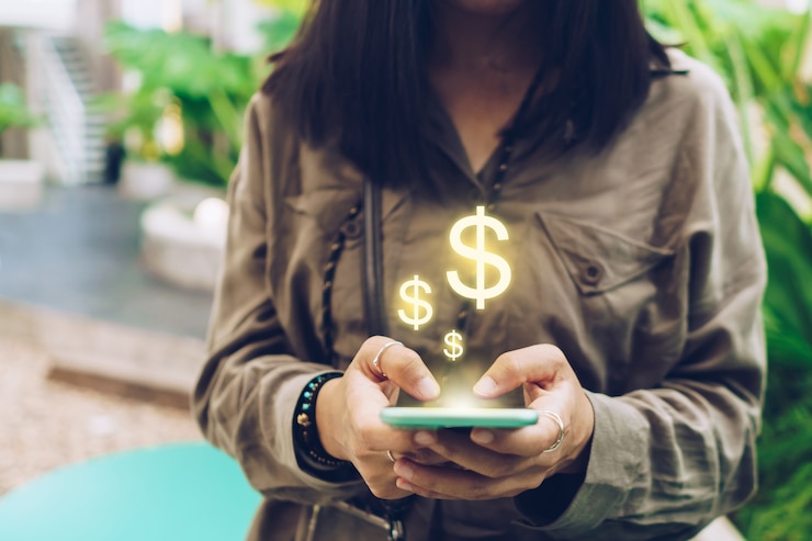 Photo femme utilise le smartphone mobile gadget gagner de l'argent en ligne avec l'icône du dollar pop-up.