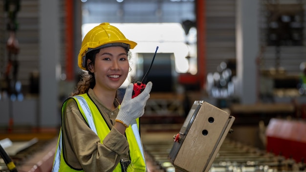 Une femme utilise un talkie-walkie dans une usine de fabrication