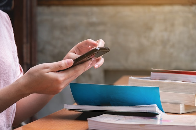 Femme a utilisé un téléphone portable sur un bureau