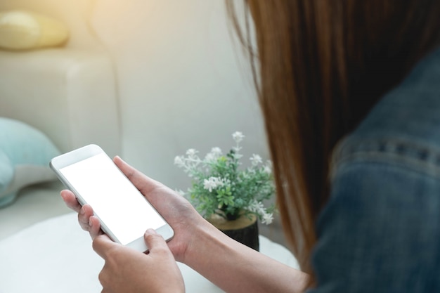 Femme a utilisé le téléphone portable vide blanc